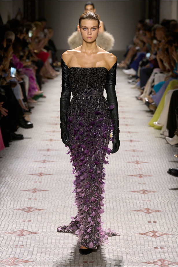 مجموعة إيلي صعب تأخذنا في رحلة عبر حديقة خيالية تتشابك فيها القوّة مع الرومانسية