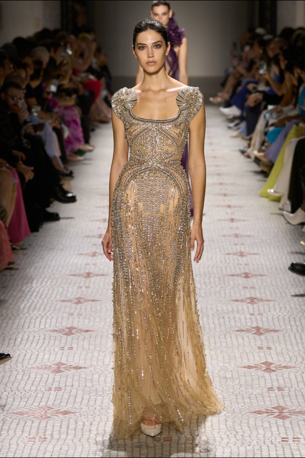 مجموعة إيلي صعب تأخذنا في رحلة عبر حديقة خيالية تتشابك فيها القوّة مع الرومانسية