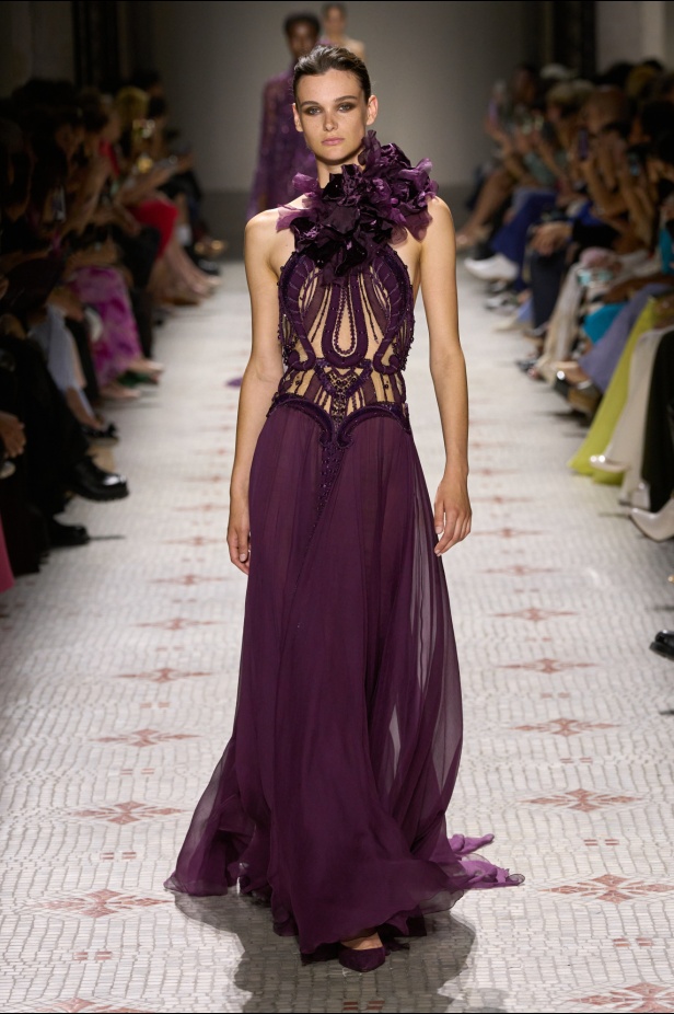 مجموعة إيلي صعب تأخذنا في رحلة عبر حديقة خيالية تتشابك فيها القوّة مع الرومانسية