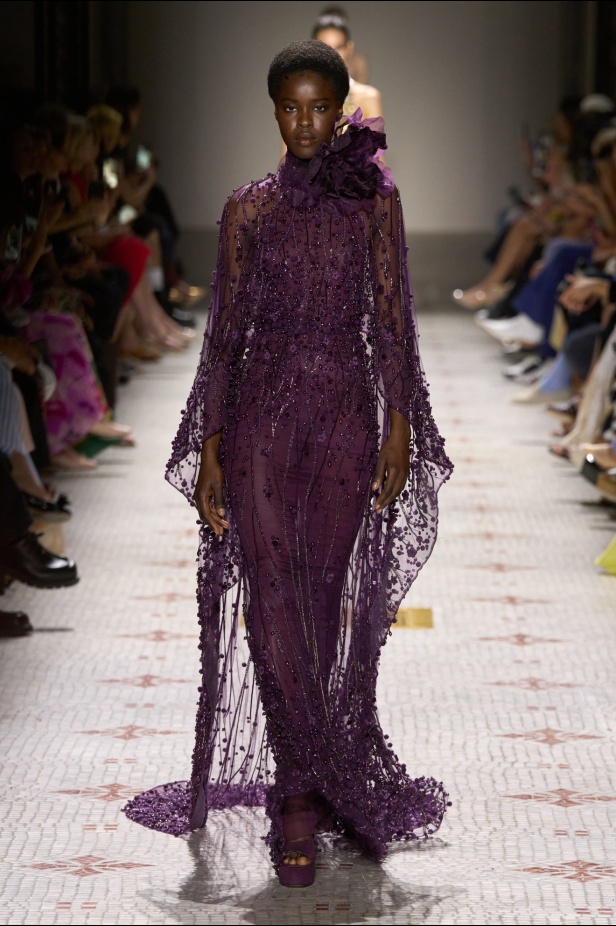 مجموعة إيلي صعب تأخذنا في رحلة عبر حديقة خيالية تتشابك فيها القوّة مع الرومانسية