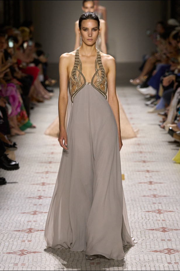 مجموعة إيلي صعب تأخذنا في رحلة عبر حديقة خيالية تتشابك فيها القوّة مع الرومانسية