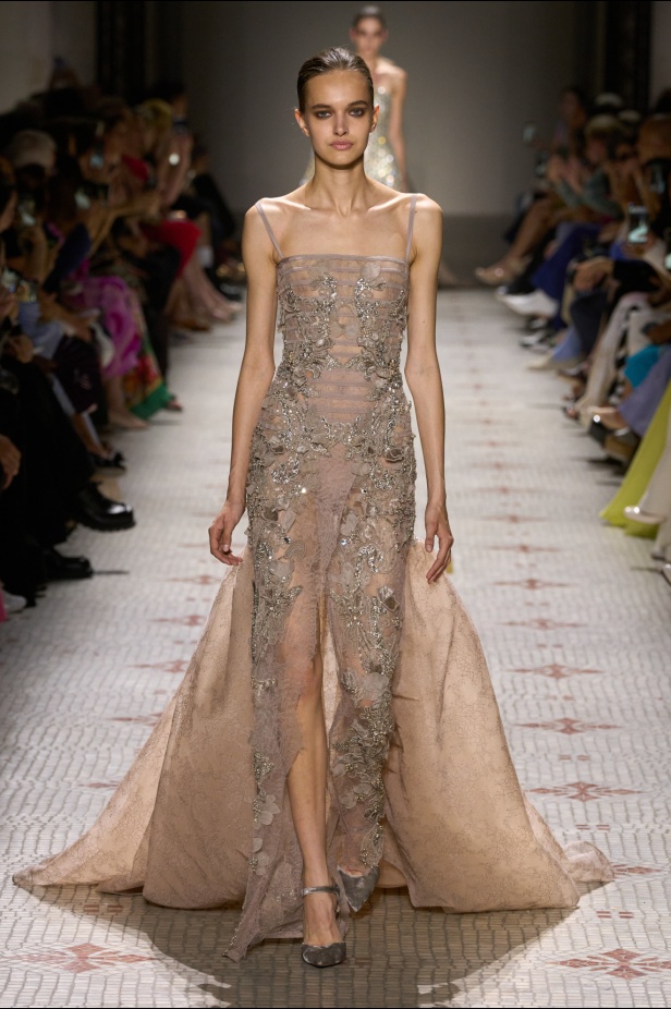 مجموعة إيلي صعب تأخذنا في رحلة عبر حديقة خيالية تتشابك فيها القوّة مع الرومانسية