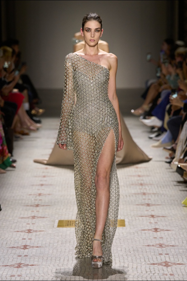 مجموعة إيلي صعب تأخذنا في رحلة عبر حديقة خيالية تتشابك فيها القوّة مع الرومانسية