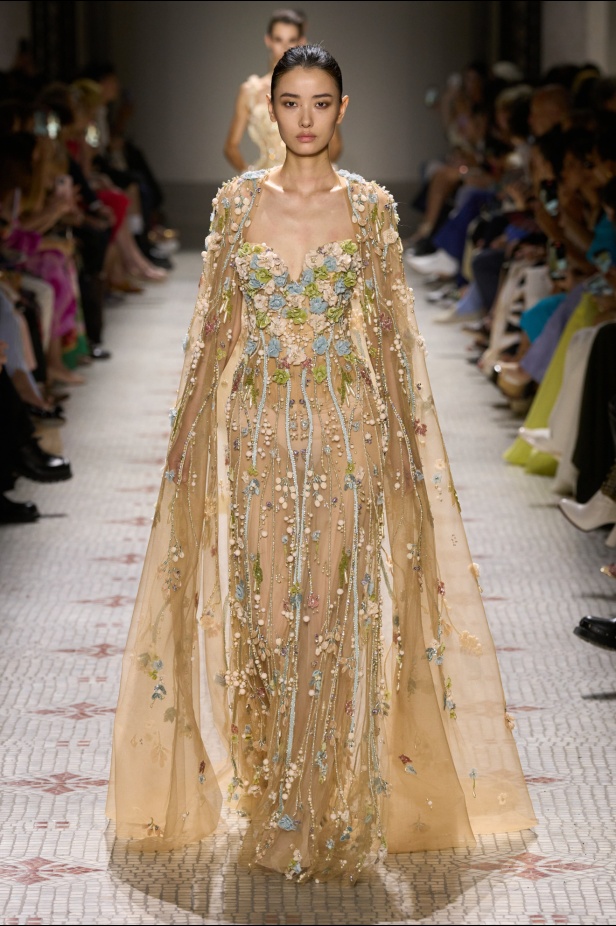 مجموعة إيلي صعب تأخذنا في رحلة عبر حديقة خيالية تتشابك فيها القوّة مع الرومانسية