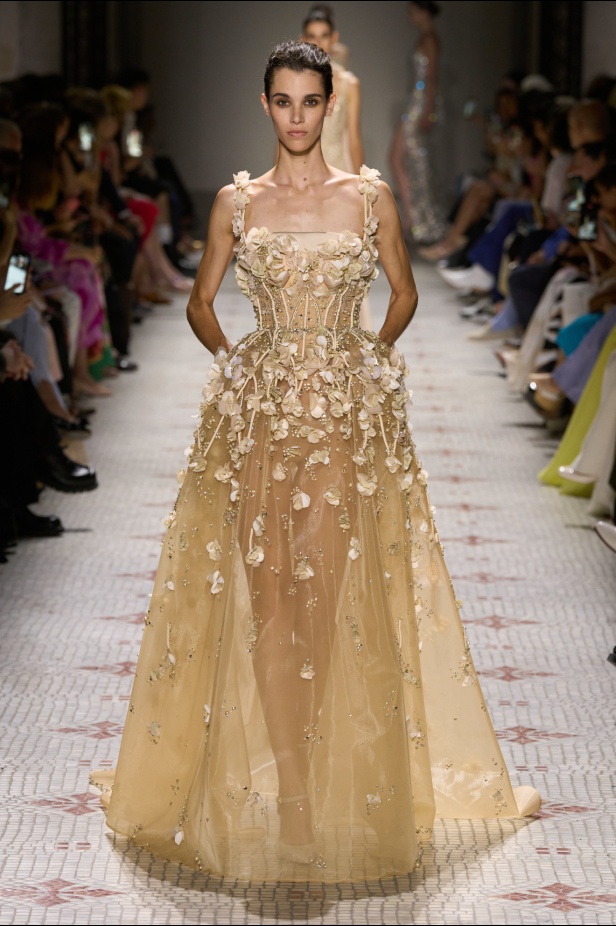 مجموعة إيلي صعب تأخذنا في رحلة عبر حديقة خيالية تتشابك فيها القوّة مع الرومانسية