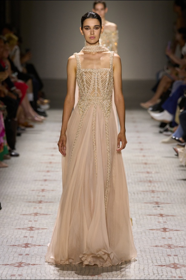 مجموعة إيلي صعب تأخذنا في رحلة عبر حديقة خيالية تتشابك فيها القوّة مع الرومانسية