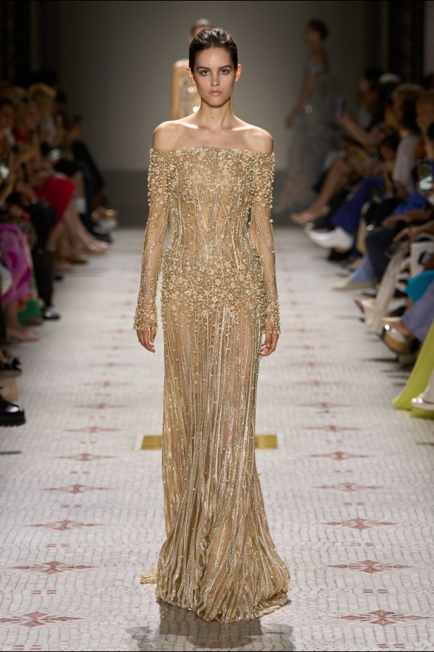 مجموعة إيلي صعب تأخذنا في رحلة عبر حديقة خيالية تتشابك فيها القوّة مع الرومانسية