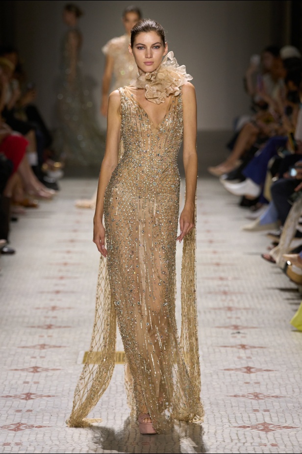 مجموعة إيلي صعب تأخذنا في رحلة عبر حديقة خيالية تتشابك فيها القوّة مع الرومانسية