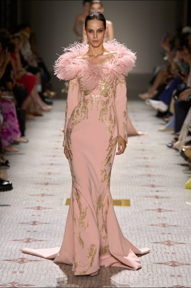 مجموعة إيلي صعب تأخذنا في رحلة عبر حديقة خيالية تتشابك فيها القوّة مع الرومانسية