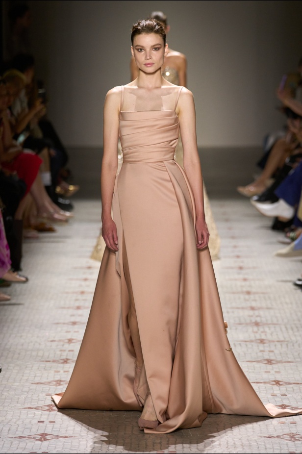 مجموعة إيلي صعب تأخذنا في رحلة عبر حديقة خيالية تتشابك فيها القوّة مع الرومانسية