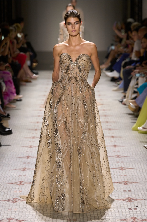 مجموعة إيلي صعب تأخذنا في رحلة عبر حديقة خيالية تتشابك فيها القوّة مع الرومانسية