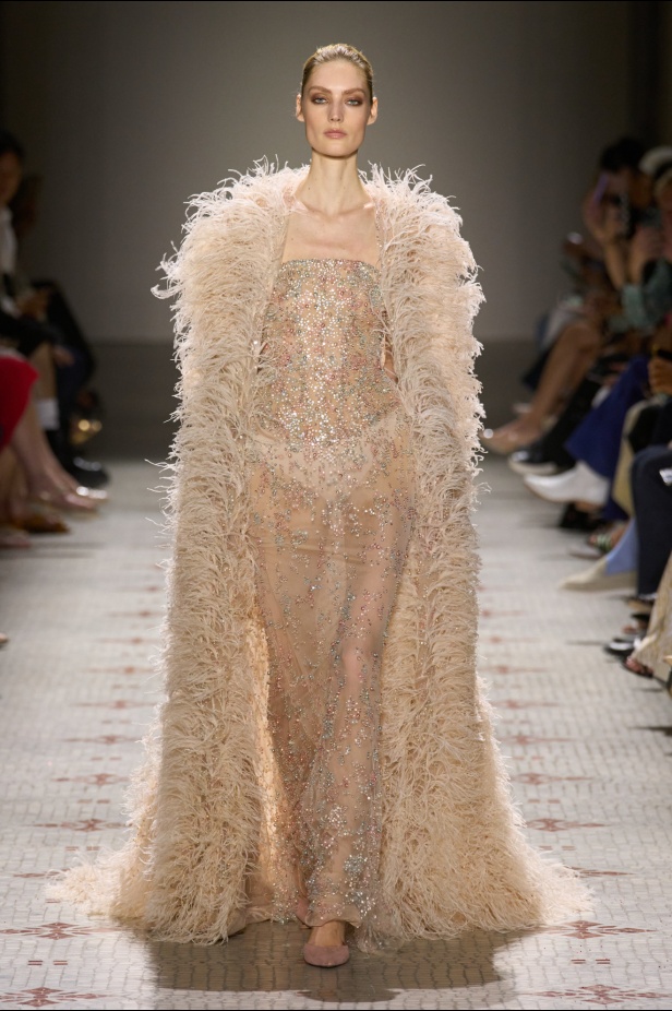 مجموعة إيلي صعب تأخذنا في رحلة عبر حديقة خيالية تتشابك فيها القوّة مع الرومانسية