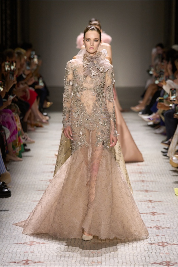 مجموعة إيلي صعب تأخذنا في رحلة عبر حديقة خيالية تتشابك فيها القوّة مع الرومانسية