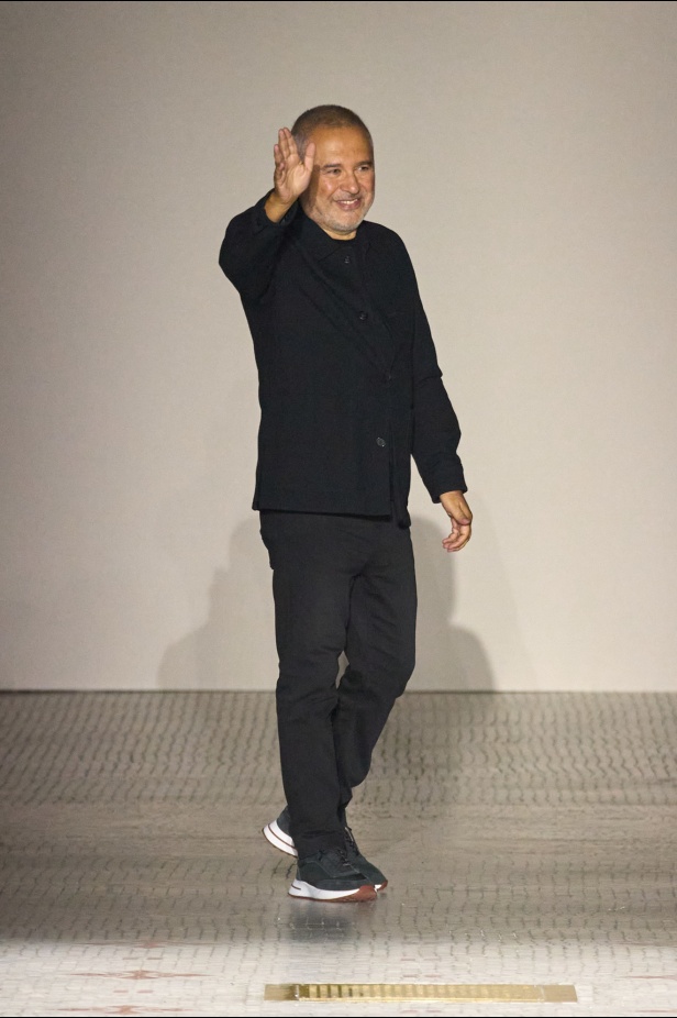 مجموعة إيلي صعب تأخذنا في رحلة عبر حديقة خيالية تتشابك فيها القوّة مع الرومانسية