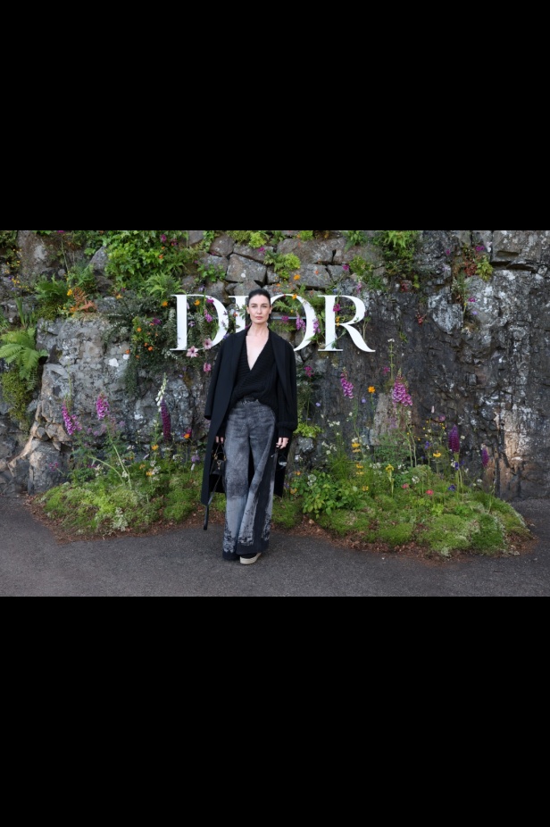 مجموعة ديور Cruise 2025 تحتفل بالروابط القوية بين الدار واسكتلندا... وماريا غراتسيا كيوري تتبّع خطوات "كريستيان ديور" حول العالم