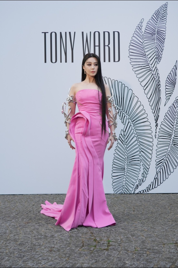 عناصر الطبيعة تستحوذ على مجموعة طوني ورد للأزياء الراقية وتتخذ أشكالاً عديدة من خلال التكاوين والقصات