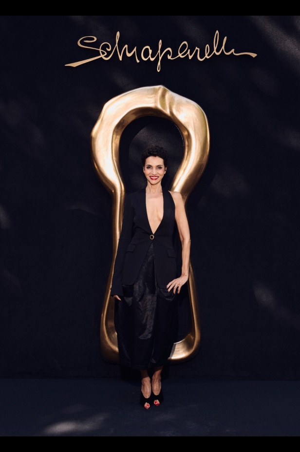 مجموعة Schiaparelli للأزياء الراقية لخريف وشتاء 2025... تكريم لموهبة "إلسا" الفريدة في التجدد