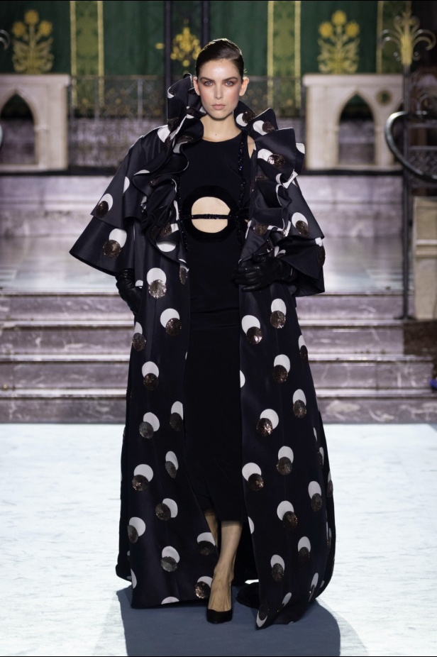 ﻣﺠﻤﻮﻋﺔ ﺟﻮرج ﺷﻘﺮا لخريف وﺷﺘﺎء 2024-2025... دراﻣﺎ ﻣﻘﻨﻌﺔ وأﻧﺎﻗﺔ راﻗﻴﺔ تلتقط ﺟﻮﻫﺮ دار اﻷوﺑﺮا اﻟﺘﺎرﻳﺨﻴﺔ ﻓﻲ Verona