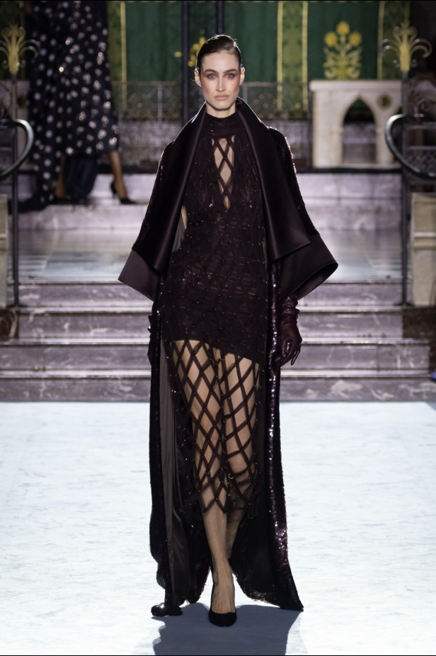 ﻣﺠﻤﻮﻋﺔ ﺟﻮرج ﺷﻘﺮا لخريف وﺷﺘﺎء 2024-2025... دراﻣﺎ ﻣﻘﻨﻌﺔ وأﻧﺎﻗﺔ راﻗﻴﺔ تلتقط ﺟﻮﻫﺮ دار اﻷوﺑﺮا اﻟﺘﺎرﻳﺨﻴﺔ ﻓﻲ Verona