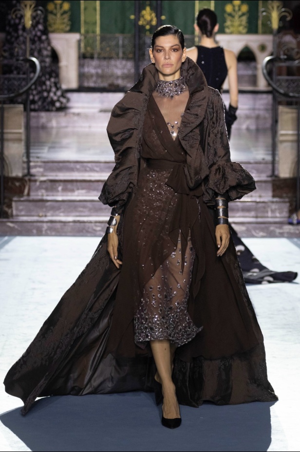 ﻣﺠﻤﻮﻋﺔ ﺟﻮرج ﺷﻘﺮا لخريف وﺷﺘﺎء 2024-2025... دراﻣﺎ ﻣﻘﻨﻌﺔ وأﻧﺎﻗﺔ راﻗﻴﺔ تلتقط ﺟﻮﻫﺮ دار اﻷوﺑﺮا اﻟﺘﺎرﻳﺨﻴﺔ ﻓﻲ Verona