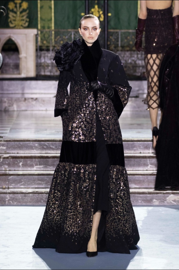 ﻣﺠﻤﻮﻋﺔ ﺟﻮرج ﺷﻘﺮا لخريف وﺷﺘﺎء 2024-2025... دراﻣﺎ ﻣﻘﻨﻌﺔ وأﻧﺎﻗﺔ راﻗﻴﺔ تلتقط ﺟﻮﻫﺮ دار اﻷوﺑﺮا اﻟﺘﺎرﻳﺨﻴﺔ ﻓﻲ Verona