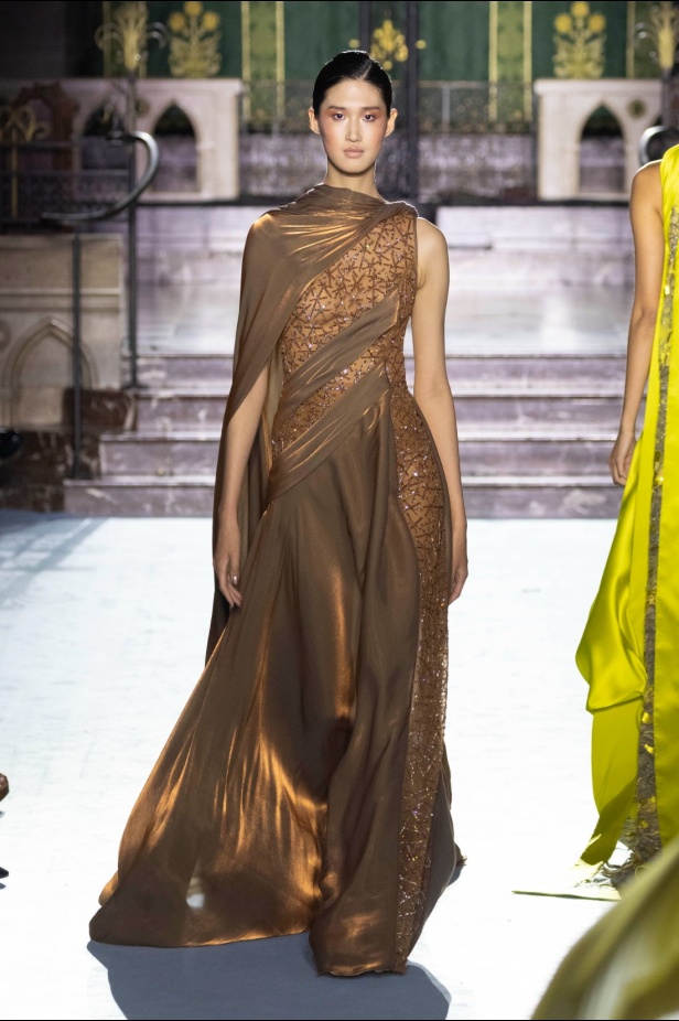 ﻣﺠﻤﻮﻋﺔ ﺟﻮرج ﺷﻘﺮا لخريف وﺷﺘﺎء 2024-2025... دراﻣﺎ ﻣﻘﻨﻌﺔ وأﻧﺎﻗﺔ راﻗﻴﺔ تلتقط ﺟﻮﻫﺮ دار اﻷوﺑﺮا اﻟﺘﺎرﻳﺨﻴﺔ ﻓﻲ Verona