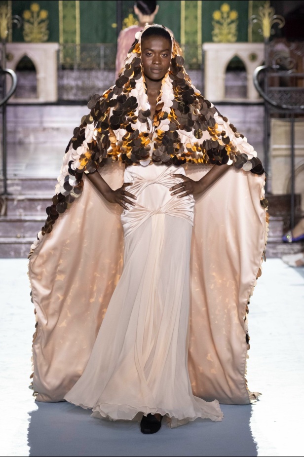 ﻣﺠﻤﻮﻋﺔ ﺟﻮرج ﺷﻘﺮا لخريف وﺷﺘﺎء 2024-2025... دراﻣﺎ ﻣﻘﻨﻌﺔ وأﻧﺎﻗﺔ راﻗﻴﺔ تلتقط ﺟﻮﻫﺮ دار اﻷوﺑﺮا اﻟﺘﺎرﻳﺨﻴﺔ ﻓﻲ Verona