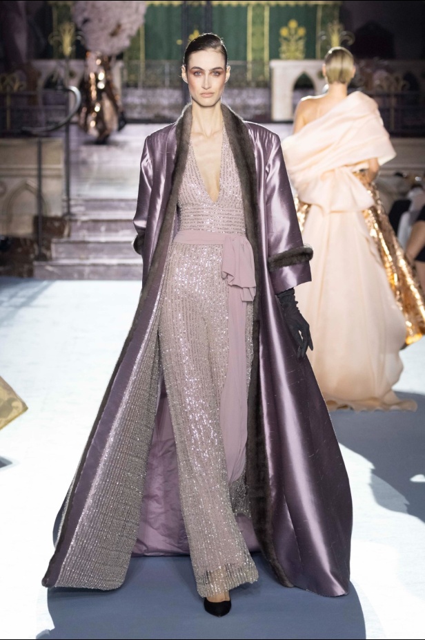 ﻣﺠﻤﻮﻋﺔ ﺟﻮرج ﺷﻘﺮا لخريف وﺷﺘﺎء 2024-2025... دراﻣﺎ ﻣﻘﻨﻌﺔ وأﻧﺎﻗﺔ راﻗﻴﺔ تلتقط ﺟﻮﻫﺮ دار اﻷوﺑﺮا اﻟﺘﺎرﻳﺨﻴﺔ ﻓﻲ Verona