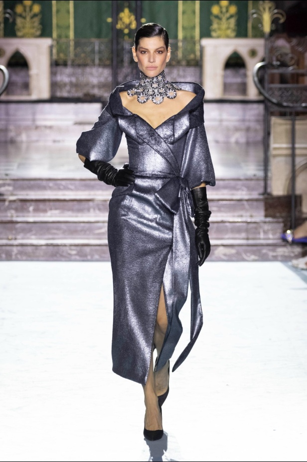 ﻣﺠﻤﻮﻋﺔ ﺟﻮرج ﺷﻘﺮا لخريف وﺷﺘﺎء 2024-2025... دراﻣﺎ ﻣﻘﻨﻌﺔ وأﻧﺎﻗﺔ راﻗﻴﺔ تلتقط ﺟﻮﻫﺮ دار اﻷوﺑﺮا اﻟﺘﺎرﻳﺨﻴﺔ ﻓﻲ Verona