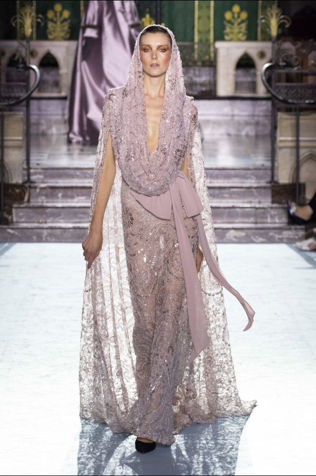 ﻣﺠﻤﻮﻋﺔ ﺟﻮرج ﺷﻘﺮا لخريف وﺷﺘﺎء 2024-2025... دراﻣﺎ ﻣﻘﻨﻌﺔ وأﻧﺎﻗﺔ راﻗﻴﺔ تلتقط ﺟﻮﻫﺮ دار اﻷوﺑﺮا اﻟﺘﺎرﻳﺨﻴﺔ ﻓﻲ Verona