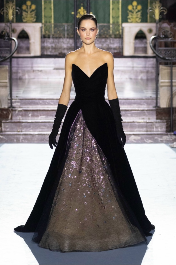 ﻣﺠﻤﻮﻋﺔ ﺟﻮرج ﺷﻘﺮا لخريف وﺷﺘﺎء 2024-2025... دراﻣﺎ ﻣﻘﻨﻌﺔ وأﻧﺎﻗﺔ راﻗﻴﺔ تلتقط ﺟﻮﻫﺮ دار اﻷوﺑﺮا اﻟﺘﺎرﻳﺨﻴﺔ ﻓﻲ Verona