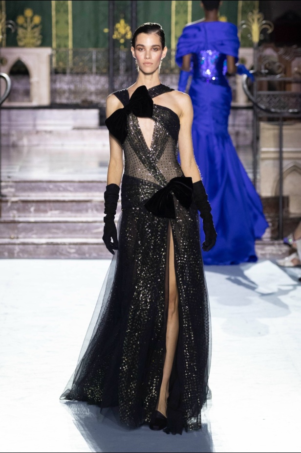 ﻣﺠﻤﻮﻋﺔ ﺟﻮرج ﺷﻘﺮا لخريف وﺷﺘﺎء 2024-2025... دراﻣﺎ ﻣﻘﻨﻌﺔ وأﻧﺎﻗﺔ راﻗﻴﺔ تلتقط ﺟﻮﻫﺮ دار اﻷوﺑﺮا اﻟﺘﺎرﻳﺨﻴﺔ ﻓﻲ Verona