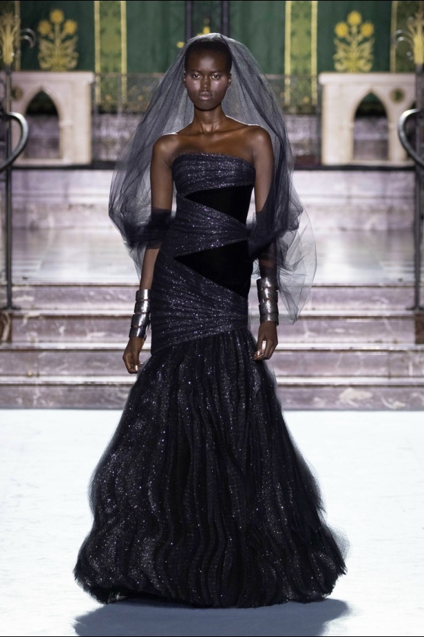 ﻣﺠﻤﻮﻋﺔ ﺟﻮرج ﺷﻘﺮا لخريف وﺷﺘﺎء 2024-2025... دراﻣﺎ ﻣﻘﻨﻌﺔ وأﻧﺎﻗﺔ راﻗﻴﺔ تلتقط ﺟﻮﻫﺮ دار اﻷوﺑﺮا اﻟﺘﺎرﻳﺨﻴﺔ ﻓﻲ Verona