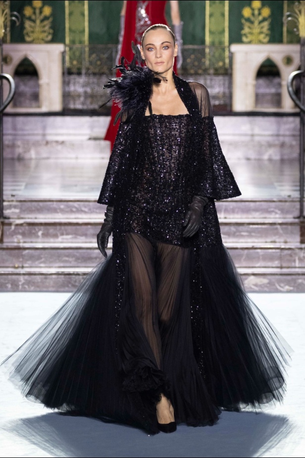 ﻣﺠﻤﻮﻋﺔ ﺟﻮرج ﺷﻘﺮا لخريف وﺷﺘﺎء 2024-2025... دراﻣﺎ ﻣﻘﻨﻌﺔ وأﻧﺎﻗﺔ راﻗﻴﺔ تلتقط ﺟﻮﻫﺮ دار اﻷوﺑﺮا اﻟﺘﺎرﻳﺨﻴﺔ ﻓﻲ Verona