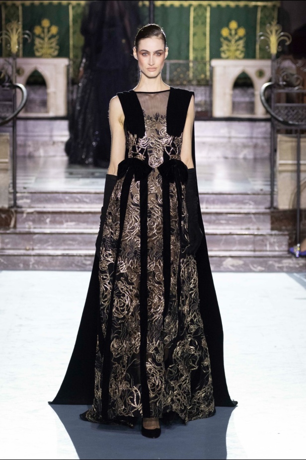 ﻣﺠﻤﻮﻋﺔ ﺟﻮرج ﺷﻘﺮا لخريف وﺷﺘﺎء 2024-2025... دراﻣﺎ ﻣﻘﻨﻌﺔ وأﻧﺎﻗﺔ راﻗﻴﺔ تلتقط ﺟﻮﻫﺮ دار اﻷوﺑﺮا اﻟﺘﺎرﻳﺨﻴﺔ ﻓﻲ Verona