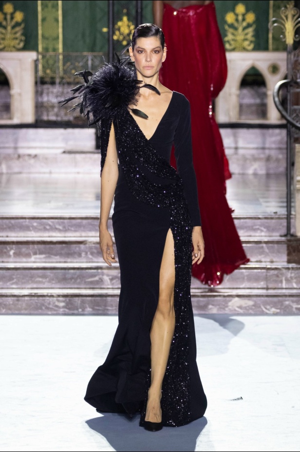 ﻣﺠﻤﻮﻋﺔ ﺟﻮرج ﺷﻘﺮا لخريف وﺷﺘﺎء 2024-2025... دراﻣﺎ ﻣﻘﻨﻌﺔ وأﻧﺎﻗﺔ راﻗﻴﺔ تلتقط ﺟﻮﻫﺮ دار اﻷوﺑﺮا اﻟﺘﺎرﻳﺨﻴﺔ ﻓﻲ Verona