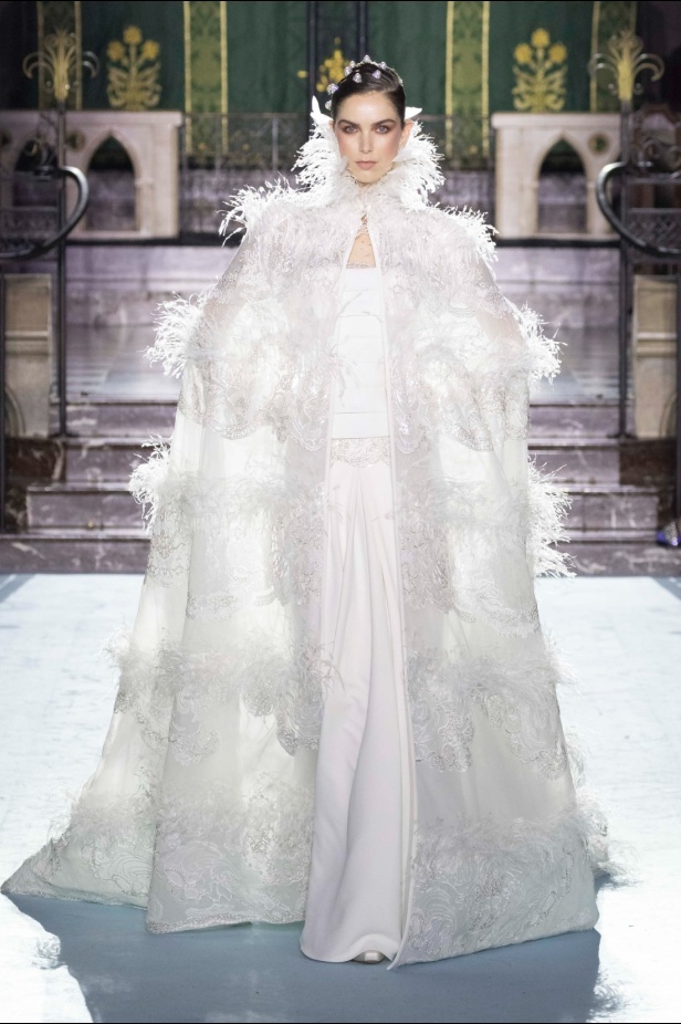 ﻣﺠﻤﻮﻋﺔ ﺟﻮرج ﺷﻘﺮا لخريف وﺷﺘﺎء 2024-2025... دراﻣﺎ ﻣﻘﻨﻌﺔ وأﻧﺎﻗﺔ راﻗﻴﺔ تلتقط ﺟﻮﻫﺮ دار اﻷوﺑﺮا اﻟﺘﺎرﻳﺨﻴﺔ ﻓﻲ Verona