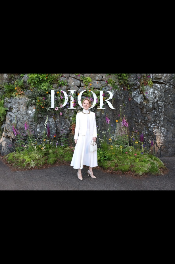 مجموعة ديور Cruise 2025 تحتفل بالروابط القوية بين الدار واسكتلندا... وماريا غراتسيا كيوري تتبّع خطوات "كريستيان ديور" حول العالم