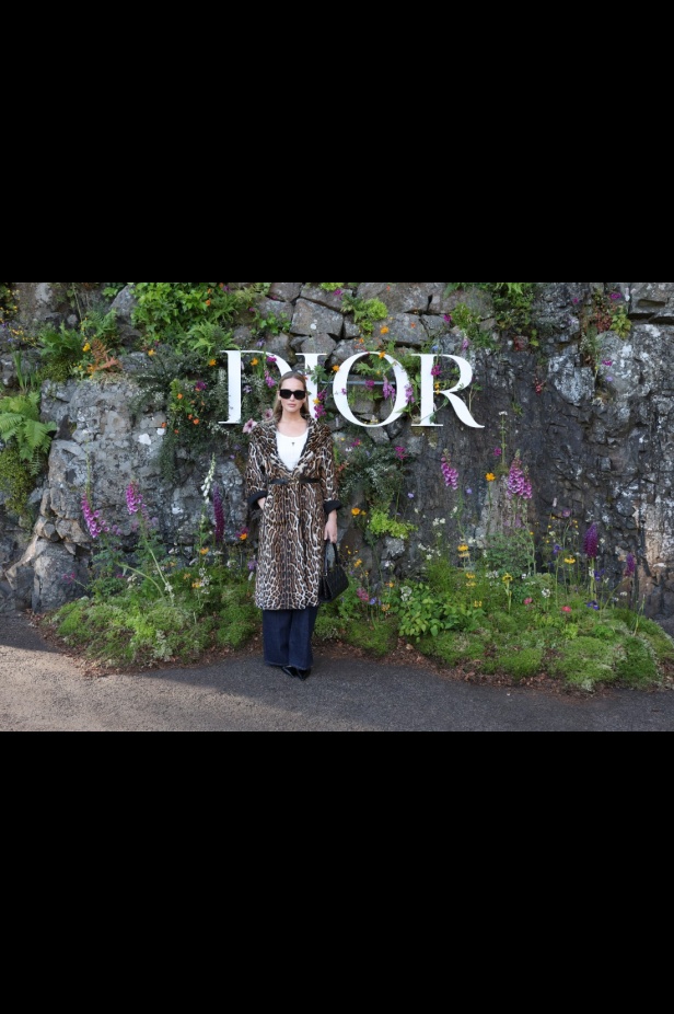 مجموعة ديور Cruise 2025 تحتفل بالروابط القوية بين الدار واسكتلندا... وماريا غراتسيا كيوري تتبّع خطوات "كريستيان ديور" حول العالم