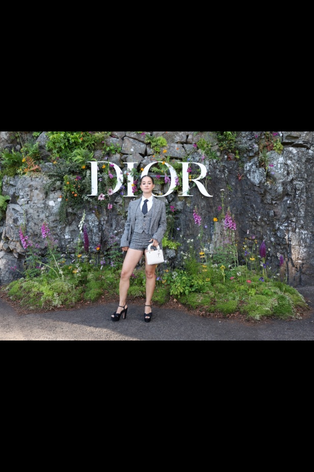 مجموعة ديور Cruise 2025 تحتفل بالروابط القوية بين الدار واسكتلندا... وماريا غراتسيا كيوري تتبّع خطوات "كريستيان ديور" حول العالم