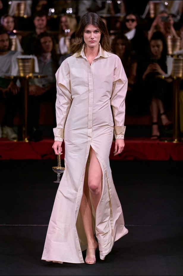 من عرض Alexis Mabille لموسم خريف 2024 للهوت كوتور 