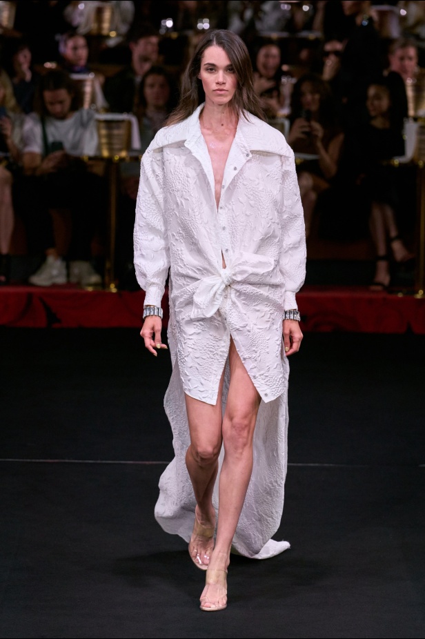 من عرض Alexis Mabille لموسم خريف 2024 للهوت كوتور 