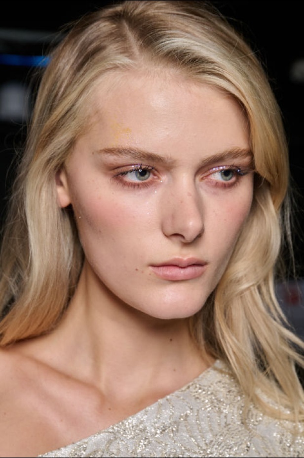 اطلالات جمالية لمجموعة Alexis Mabille للهوت كوتور لموسم خريف 2024