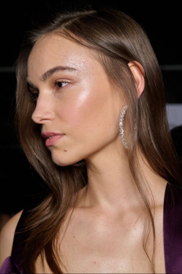 اطلالات جمالية لمجموعة Alexis Mabille للهوت كوتور لموسم خريف 2024