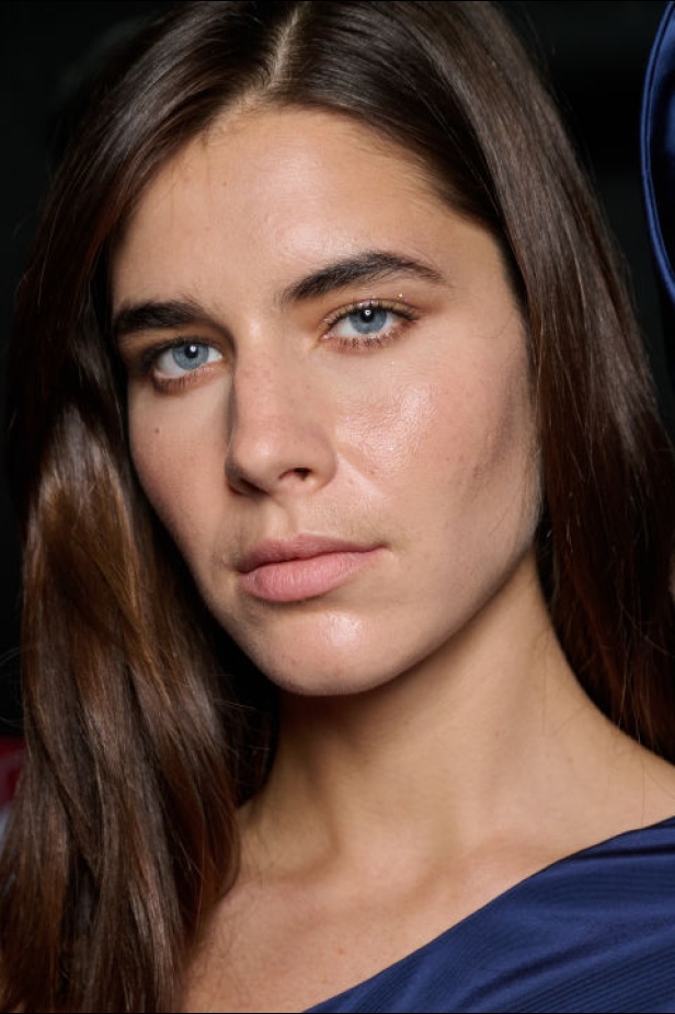 اطلالات جمالية لمجموعة Alexis Mabille للهوت كوتور لموسم خريف 2024