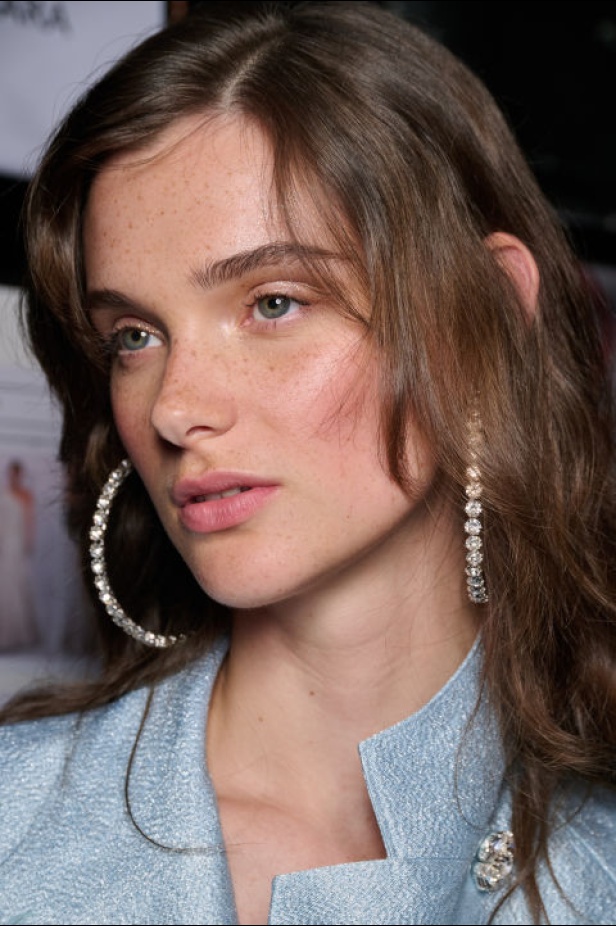 اطلالات جمالية لمجموعة Alexis Mabille للهوت كوتور لموسم خريف 2024