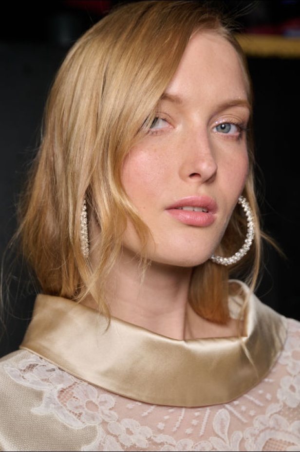 اطلالات جمالية لمجموعة Alexis Mabille للهوت كوتور لموسم خريف 2024