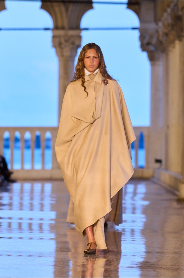 مجموعة Max Mara Resort 2025... من البندقية إلى العالم تصاميم فاخرة ومتعددة الثقافات مفعمة بالسحر