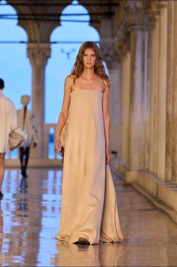 مجموعة Max Mara Resort 2025... من البندقية إلى العالم تصاميم فاخرة ومتعددة الثقافات مفعمة بالسحر