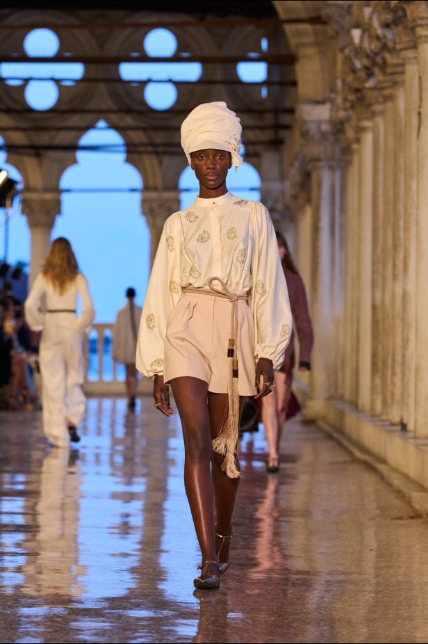 مجموعة Max Mara Resort 2025... من البندقية إلى العالم تصاميم فاخرة ومتعددة الثقافات مفعمة بالسحر